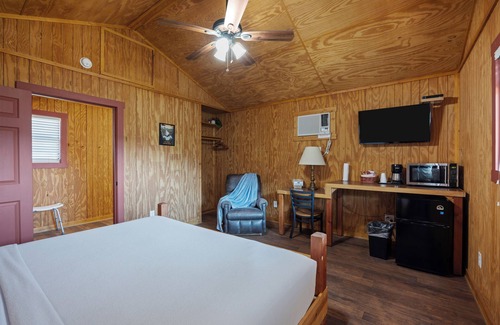 Medina Cabina | The View Cabin: Texas Hill Country Resort /w Pool