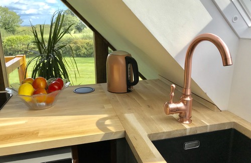Nantwich Apartamento | THE VIEW, CHESHIRE COUNTRYSIDE STUDIO WITH TUB BATH & HOT TUB, NEAR NANTWICH