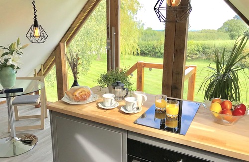 Nantwich Apartamento | THE VIEW, CHESHIRE COUNTRYSIDE STUDIO WITH TUB BATH & HOT TUB, NEAR NANTWICH