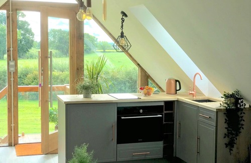 Nantwich Apartamento | THE VIEW, CHESHIRE COUNTRYSIDE STUDIO WITH TUB BATH & HOT TUB, NEAR NANTWICH