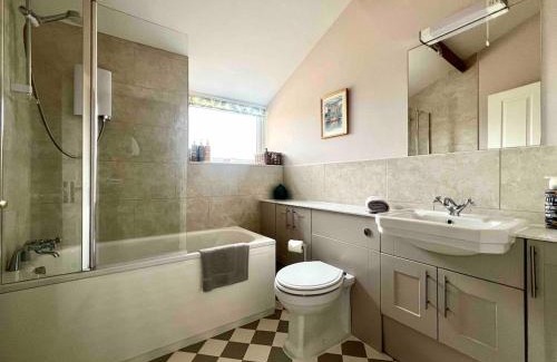 Nunney Casa | The View Cottage - Tennis Court - Nr Frome, Longleat