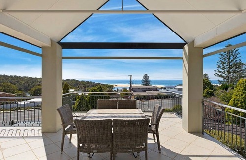 Wamberal Casa | THE VIEW - FRAMING OCEAN VIEWS FROM JUST ABOUT EVERY VANTAGE POINT