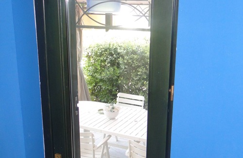 Contrada Pistavecchia 2 Villa | La villa está rodeada de vegetación con cocina y zona al aire libre con césped