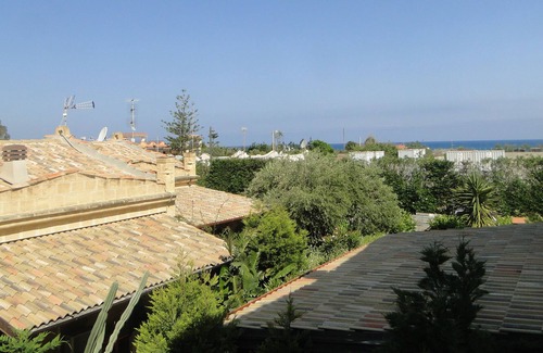 Contrada Pistavecchia 2 Villa | La villa está rodeada de vegetación con cocina y zona al aire libre con césped