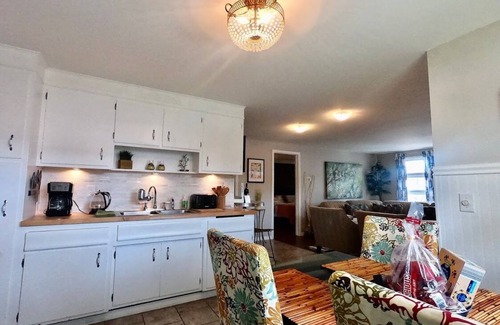 Williamsville Apartamento | The Village Flat *BEST SPOT IN WNY!*