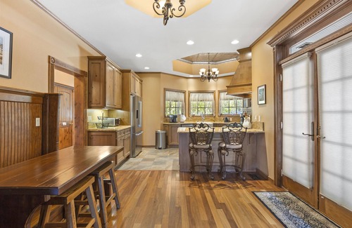 June Lake Casa | The Village Victorian