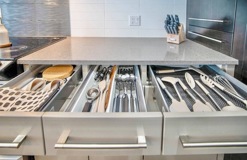 Winnipeg Condominio | The Village Vista︱KING bed︱Heart of the City︱Stocked & Fully Furnished