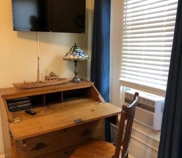 Azalia Cama Y Desayuno | The Vine Bed & Breakfast, LLC