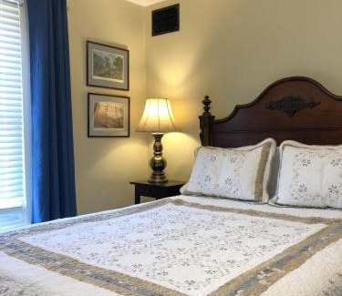 Azalia Cama Y Desayuno | The Vine Bed & Breakfast, LLC