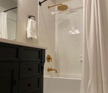 Azalia Cama Y Desayuno | The Vine Bed & Breakfast, LLC