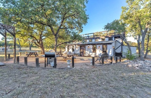 Fredericksburg Casa | The Vines Retreat, Hot-Tubs, Game Room, 10-Mins to Downtown!