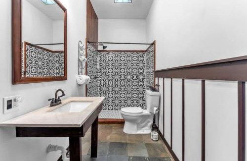 Fredericksburg Casa | The Vines Retreat, Hot-Tubs, Game Room, 10-Mins to Downtown!