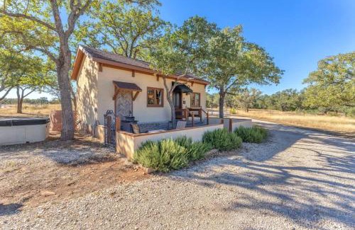 Fredericksburg Casa | The Vines Retreat, Hot-Tubs, Game Room, 10-Mins to Downtown!