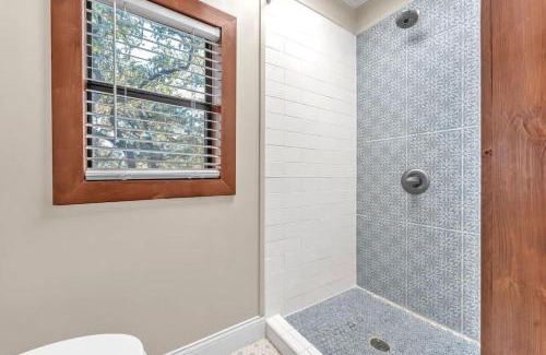 Fredericksburg Casa | The Vines Retreat, Hot-Tubs, Game Room, 10-Mins to Downtown!