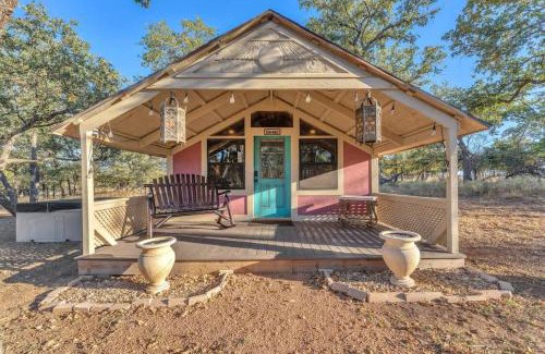 Fredericksburg Casa | The Vines Retreat, Hot-Tubs, Game Room, 10-Mins to Downtown!