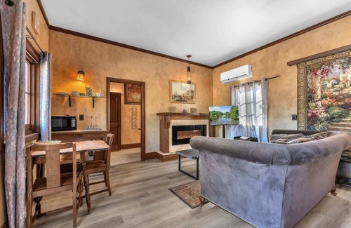 Fredericksburg Casa | The Vines Retreat, Hot-tubs, Game Room, 10-mins to Downtown!