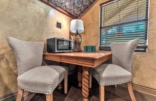 Fredericksburg Casa | The Vines Retreat, Hot-tubs, Game Room, 10-mins to Downtown!
