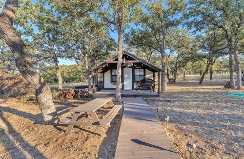 Fredericksburg Casa | The Vines Retreat, Hot-tubs, Game Room, 10-mins to Downtown!
