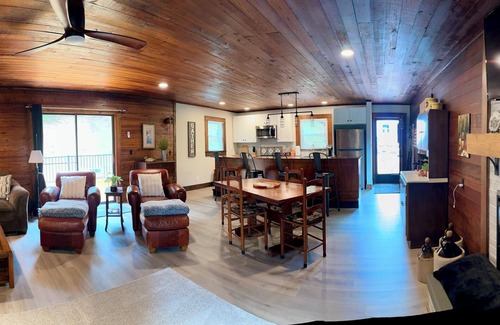 Stanly County Cabina | The Vineyard at Big Bear Creek Charming 3-bedroom cabin. Pet friendly. WIFI