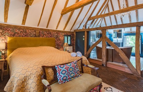 Adisham Otro | Doghouse Farm - farmhouse with pool that sleeps 16 guests in 5 bedrooms