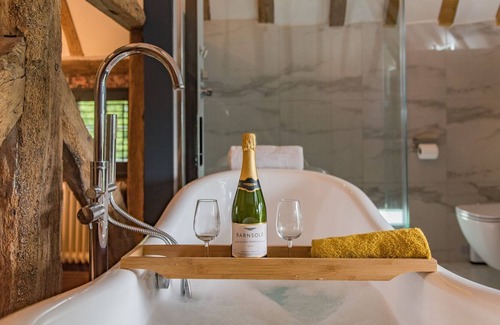 Adisham Otro | Doghouse Farm - farmhouse with pool that sleeps 16 guests in 5 bedrooms