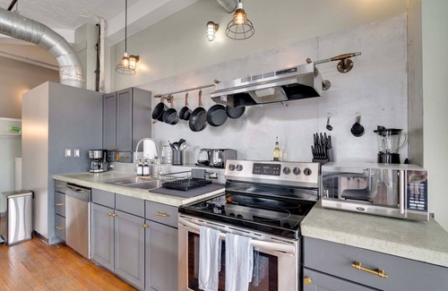 Civil Rights Historic District Apartamento | The Vintage Gem | Covered Parking | Sleeps 8 | DT