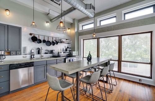 Civil Rights Historic District Apartamento | The Vintage Gem | Covered Parking | Sleeps 8 | DT