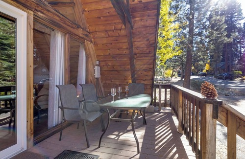 Comstock Acres Cabina | The Virginian – Charming A-Frame Cabin for 8, Close to Lake, Skiing, & More!
