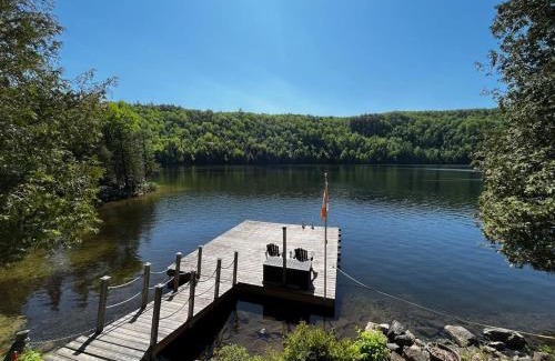 Val-des-Monts Chalet De Esquí | The Vista - Magnificent waterfront beach & hot tub