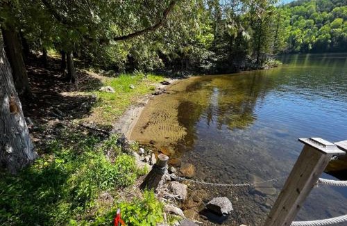 Val-des-Monts Chalet De Esquí | The Vista - Magnificent waterfront beach & hot tub