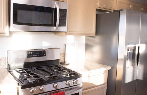 Paradise Casa | The Viva Vibe Las Vegas: FREE* Heated Pool, 6BD*, Skyline View, Pool Table & Foosball, 4 TV's, Grill