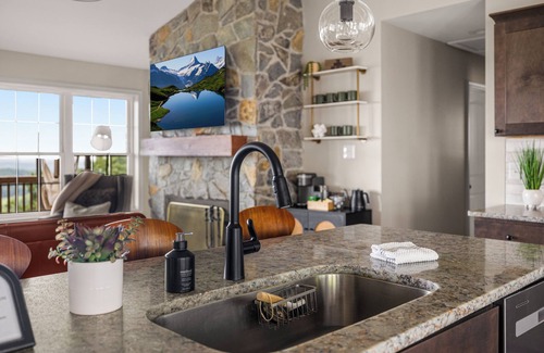 Front Royal Cabaña | The Vue - Mountain top hot tub overlooking the Shenandoah River