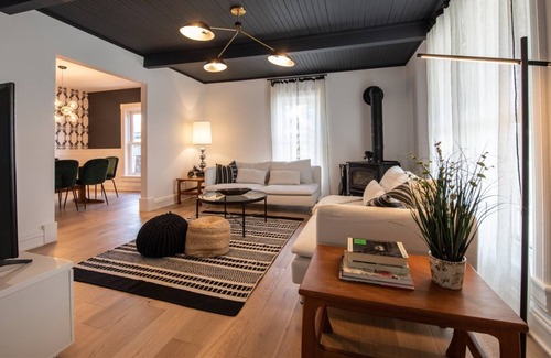 Ameliasburgh Casa | The Vue! Stay near wine country