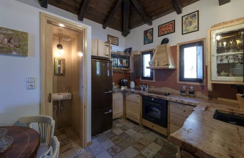 Mesaia Trikala Casa | The Walnut Tree Lodge-Mountain house in Greece