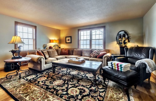 Port Rowan Otro | The Walnut Grove Estate is a spacious and cozy farm house. 50 Acres of privacy