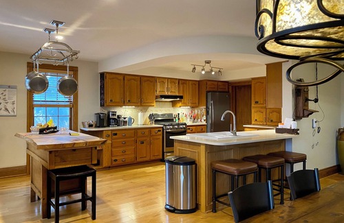 Port Rowan Otro | The Walnut Grove Estate is a spacious and cozy farm house. 50 Acres of privacy