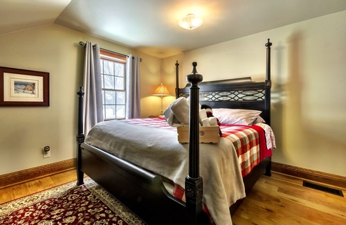 Port Rowan Otro | The Walnut Grove Estate is a spacious and cozy farm house. 50 Acres of privacy