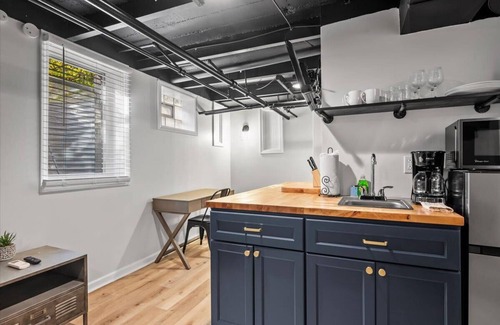 Shadyside Apartamento | The Walnut Suites - The Onyx Suite