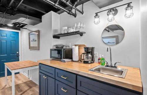 Shadyside Apartamento | The Walnut Suites - The Incline Suite