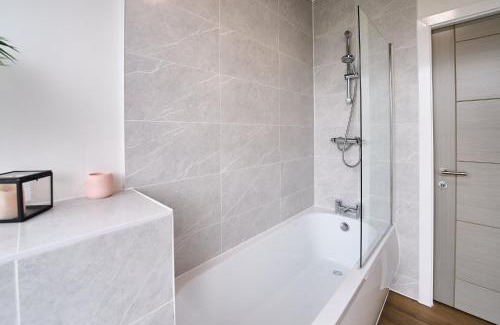 Warrington Apartamento | The Warrington Hideaway - Pluxa Rose Gray