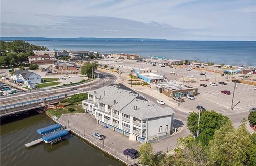 Wasaga Beach Condominio | The Wasaga Beach House