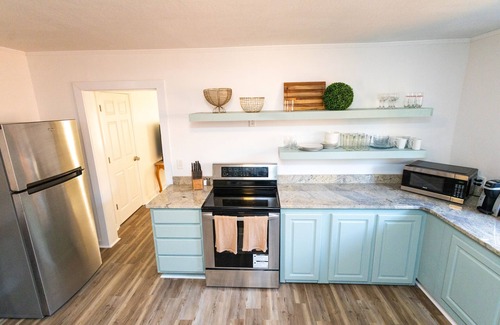 Hattiesburg Casa | The WATER PARK & ZOO are less than a block away! B