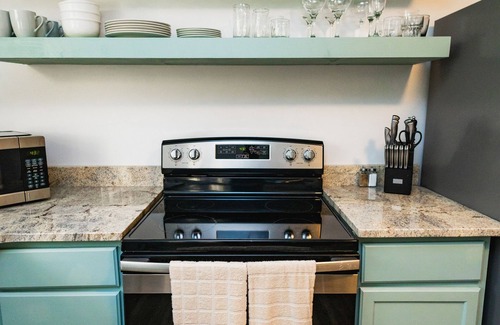 Hattiesburg Casa | The WATER PARK & ZOO are less than a block away! A