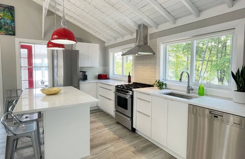 Frontenac Casa | The Water's Edge-A Modern Waterfront Cottage Rental