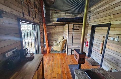 Woodbridge Apartamento | The Water Shack - Amazing tiny house retreat