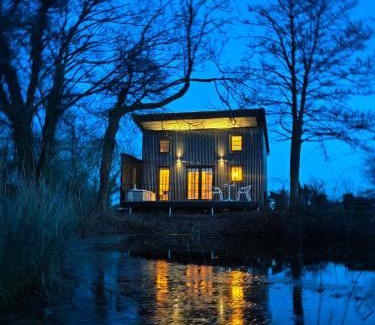 Woodbridge Apartamento | The Water Shack - Amazing tiny house retreat
