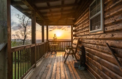 Ponca Condominio | The Waterfall Cabin w/ Incredible Sunset View