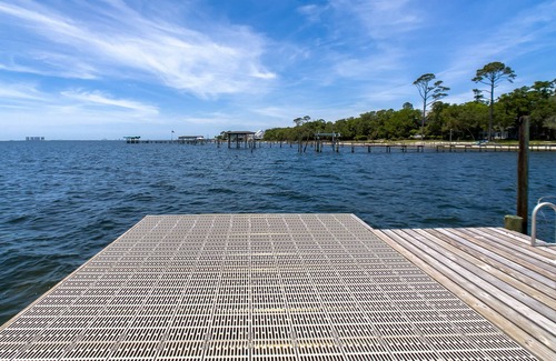 Gulf Breeze Casa | The Waterfront Escape - Private Dock, Gulf Breeze