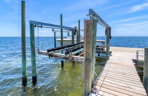 Gulf Breeze Casa | The Waterfront Escape - Private Dock, Gulf Breeze