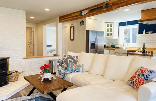 West Seattle Casa | The Waterfront Gray- Retreat on Alki Beach